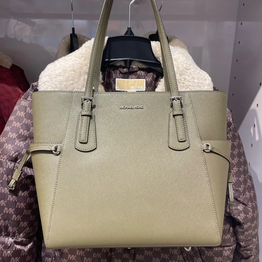 MICHAEL KORS Voyager Large Saffiano Leather EW Tote Shoulder Bag
Olive
NWT - Picture 13 of 16